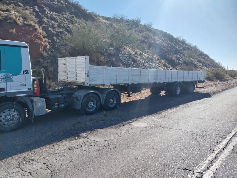 El auto se cruzó de carril y chocó contra un camión con acoplado. El auto se cruzó de carril y chocó contra un camión con acoplado.