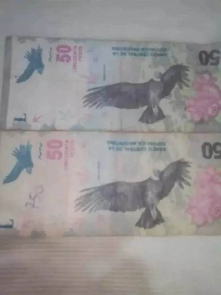 La particularidad de este billete de $50  es que el cóndor fue impreso de manera más oscura que en el resto de los billetes, y esta característica hace que en Mercado Libre aparecen a la venta por más de 2 millones de pesos.
