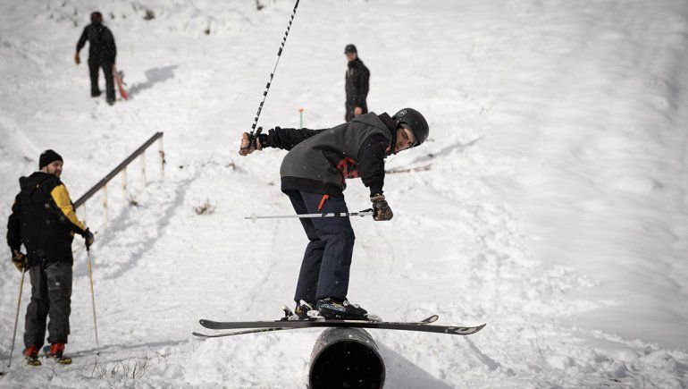 Chicos y grandes pudieron disfrutar de la intensa nevada en Chapelco