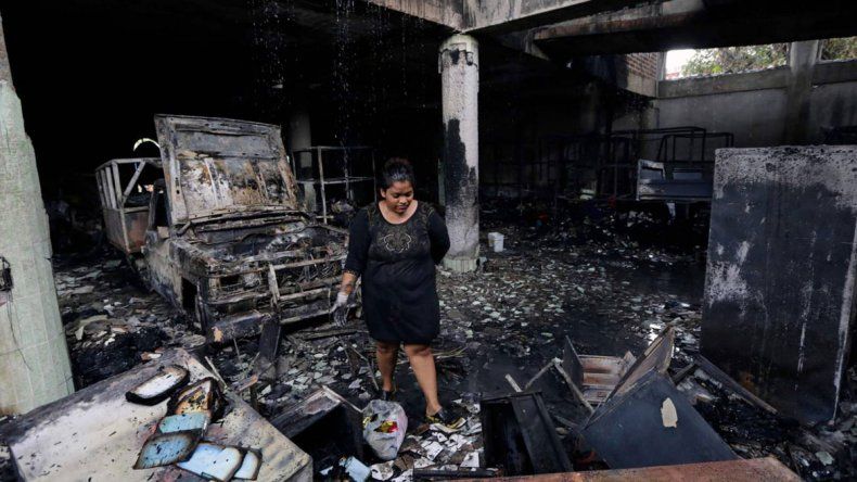 Del incendio en la vivienda de tres pisos se salvaron dos personas, quienes debieron tirarse desde el balcón.