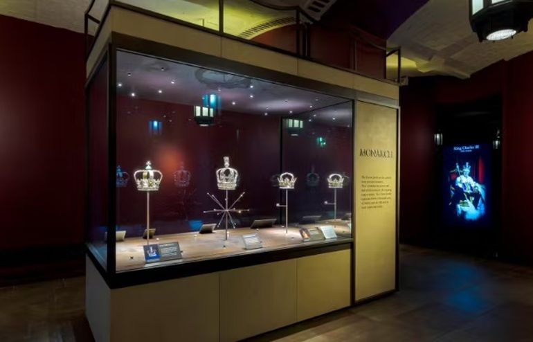 Piedras preciosas en las coronas británicas exhibidas en la Torre de Londres. Piedras preciosas en las coronas británicas exhibidas en la Torre de Londres.