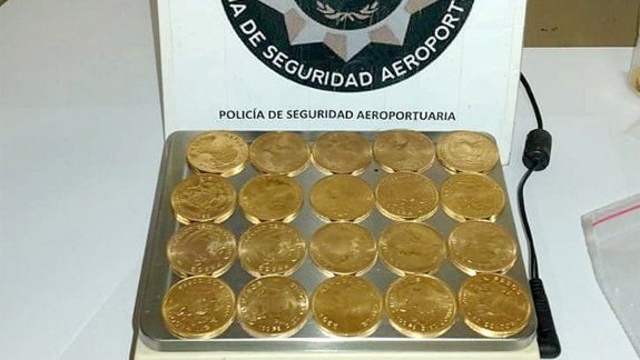 Quiso viajar con 107 monedas de oro