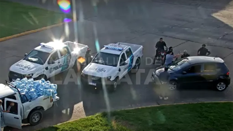 Video: un nene cayó de un auto en movimiento y casi termina en tragedia