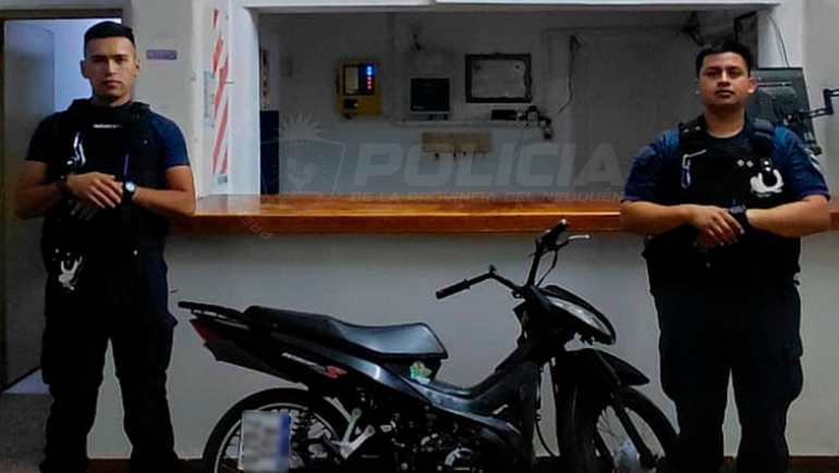 Escapaba en una moto robada por la Ruta del Petróleo y la abandonó para darse a la fuga por la barda