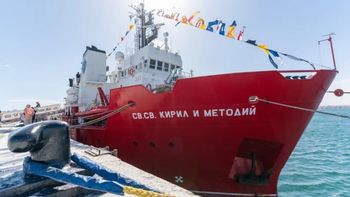 Buque San Cirilo y San Metodio, de Bulgaria, en Comodoro Rivadavia. Buque San Cirilo y San Metodio, de Bulgaria, en Comodoro Rivadavia.