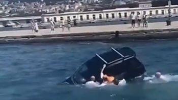 Un auto se hundía en el mar y un grupo de militares se arrojó al agua para salvar al conductor.
