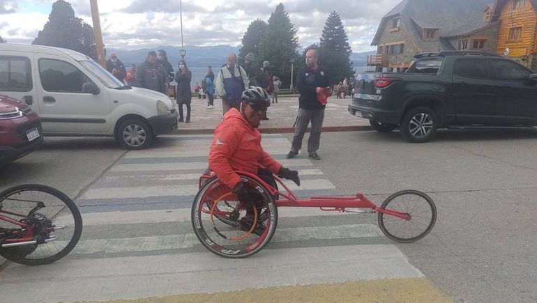 Ejemplo de vida: Aníbal Urbano, el ciclista paralímpico que recorre ciudades del Alto Valle