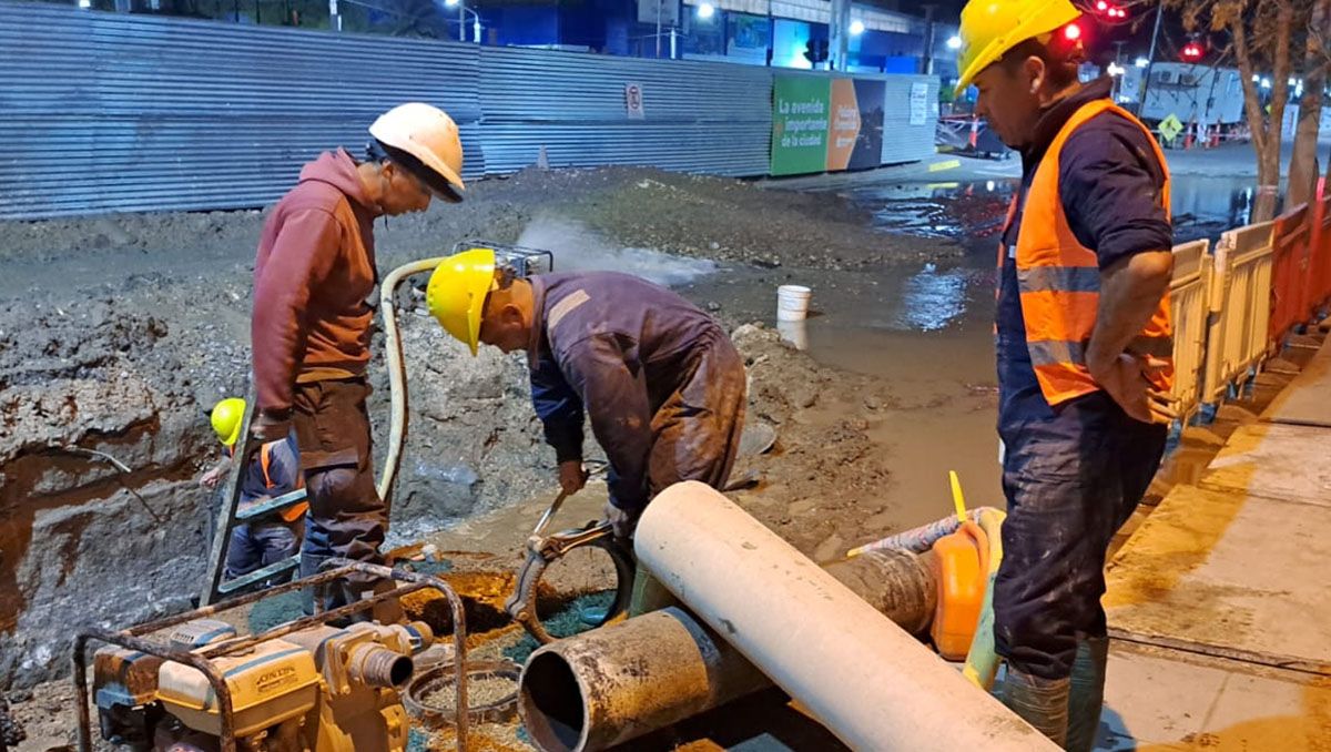 Los trabajos se ejecutan en un caño central para el abastecimiento de distintos barrios.&nbsp;