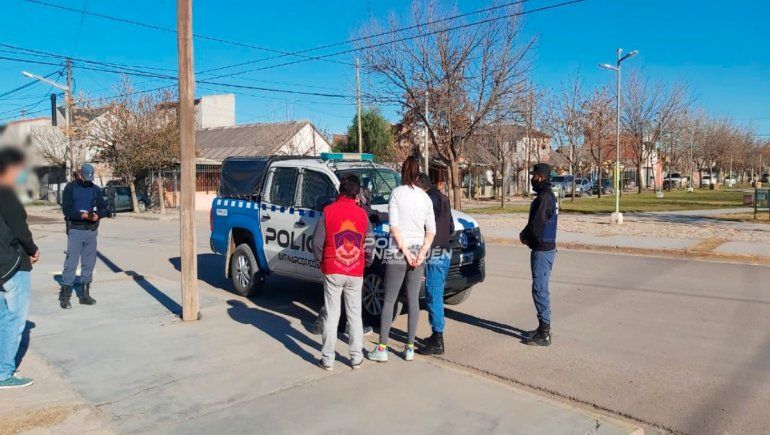 Detienen a dos jóvenes con droga en plena calle
