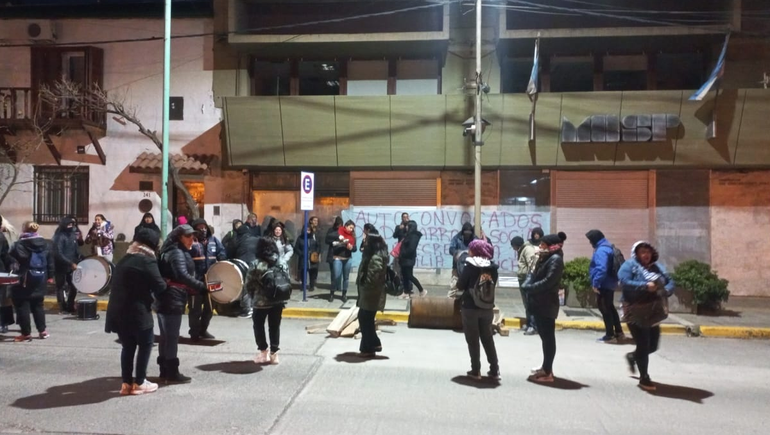 Los autoconvocados permanecen cortando calle La Rioja desde las 6 de la mañana. Los autoconvocados permanecen cortando calle La Rioja desde las 6 de la mañana.