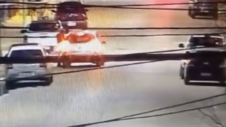 Violencia de género: discutieron y la arrastró cuatro cuadras sobre el capot del auto