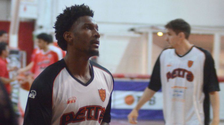 Cedric Blossom volvió a ser el goleador de Petrolero con 20 puntos.