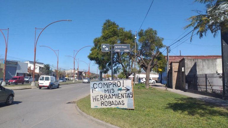 El dueño de un taller mecánico en Santa Fe puso un cartel que se volvió viral.