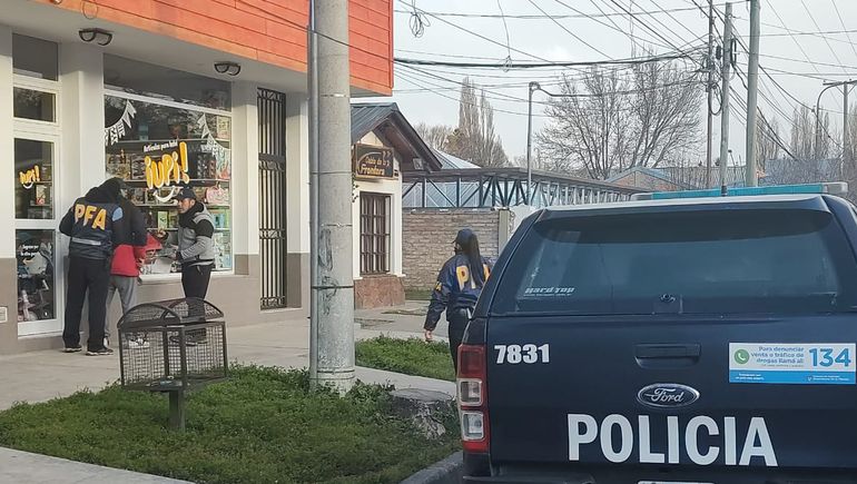 Detuvieron a una persona que se dedicaba al narcomenudeo. Detuvieron a una persona que se dedicaba al narcomenudeo.