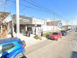 Cliente furioso atacó a dos empleados con una barreta y generó destrozos en un comercio