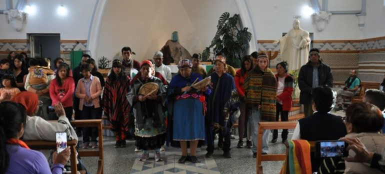 Comunidades mapuches en una misa en Junín de los Andes