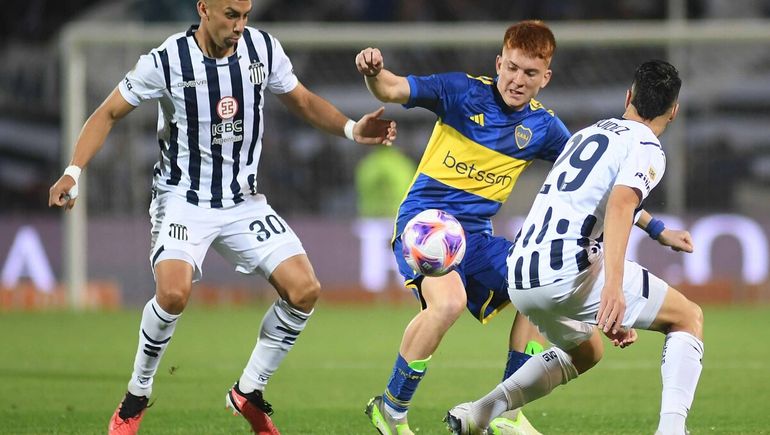 Barco se lleva la pelota entre dos rivales. El juvenil tuvo una reacción que exasperó a Cavani. Barco se lleva la pelota entre dos rivales. El juvenil tuvo una reacción que exasperó a Cavani. 