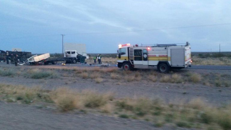 Un hombre murió tras un impresionante choque entre dos camiones en Arroyito