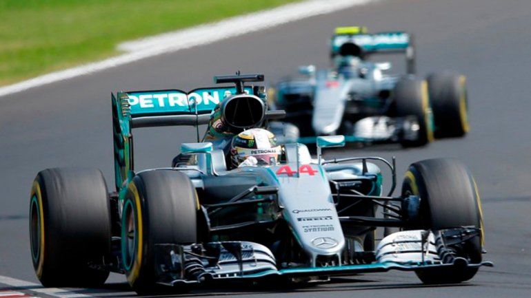 Hamilton se impuso en Hungría y superó a Rosberg en el campeonato