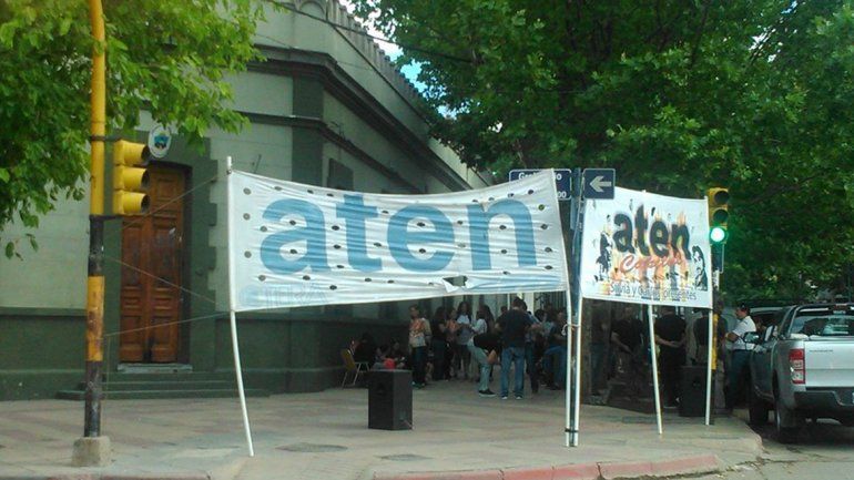 Los docentes reclamaron ayer afuera de la Casa de Gobierno.
