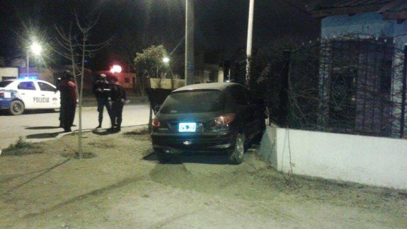 Iba rápido a trabajar y terminó con el auto incrustado en una casa