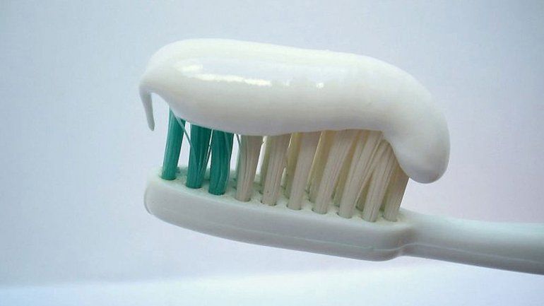 Compartir el cepillo de dientes puede generar problemas de salud bucal. Compartir el cepillo de dientes puede generar problemas de salud bucal.