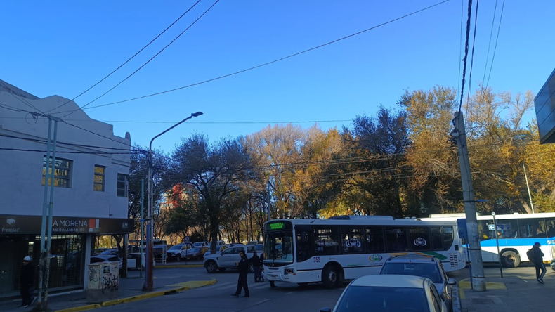 Un colectivo chocó a una mujer que cruzó la calle en pleno centro y fue trasladada al hospital Castro Rendón | LM Neuquen Un colectivo chocó a una mujer que cruzó la calle en pleno centro y fue trasladada al hospital Castro Rendón
