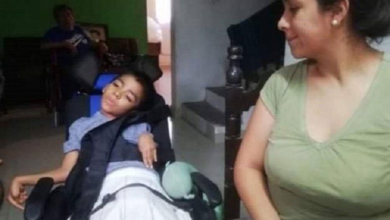 Mordió una pila y quedó con una parálisis cerebral