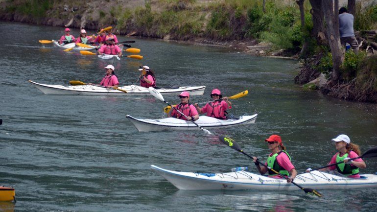 Más de 30 kayaks que participaron de la Regata Rosa.&nbsp;