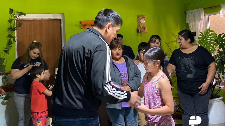 El intendente de Bajada del Agrio entró kits escolares a alumnos de la localidad.