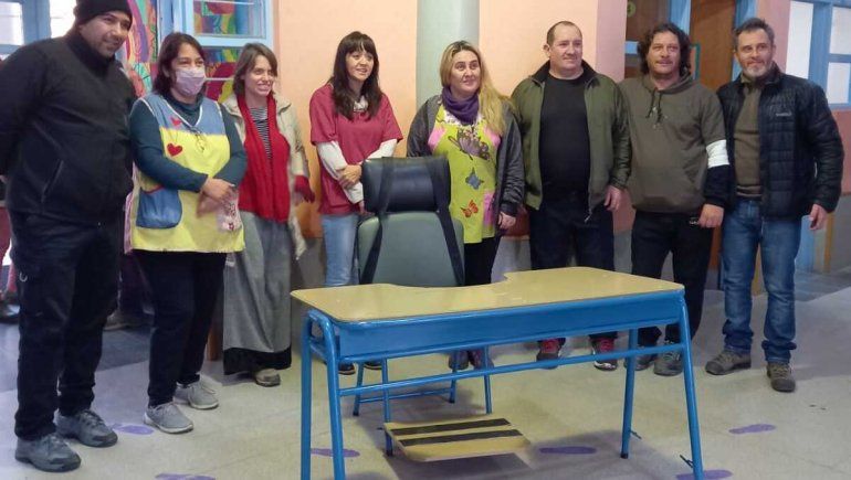 Entregaron una mesa y silla adaptada reparada por estudiantes de cárceles.&nbsp;