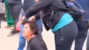 La mujer argentina que fue atacada por otras personas tras ser sorprendida robando. La mujer argentina que fue atacada por otras personas tras ser sorprendida robando.