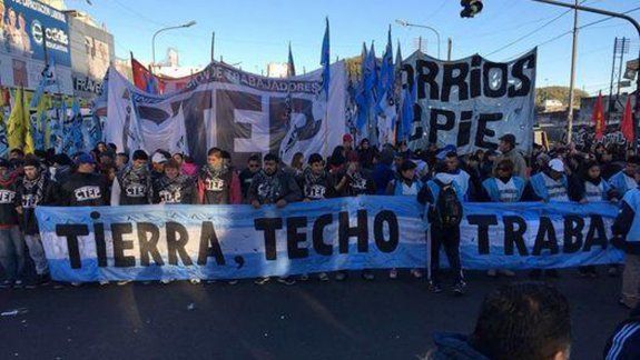 Miles de personas marcharon en demanda de trabajo