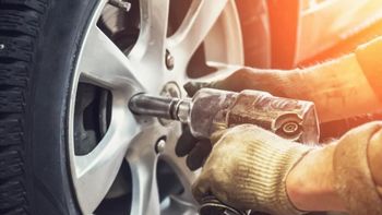 La justicia laboral de Río Negro consideró que las causas de la sordera del trabajador fueron sus 30 años de trabajo en una gomería, sometido a ruidos constantes. La justicia laboral de Río Negro consideró que las causas de la sordera del trabajador fueron sus 30 años de trabajo en una gomería, sometido a ruidos constantes.