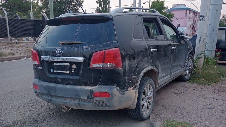 Robaron una camioneta, los persiguieron por toda la ciudad y los detuvieron tras chocar con un árbol