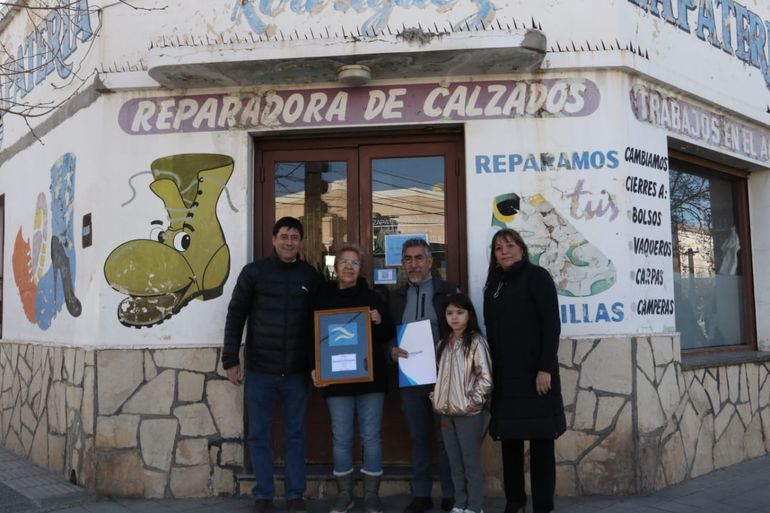 Integrantes de la familia, al recibir la distinción. Integrantes de la familia, al recibir la distinción.