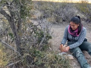 Una investigadora del CONICET en plena tarea en los suelos de la Patagonia.&nbsp;
