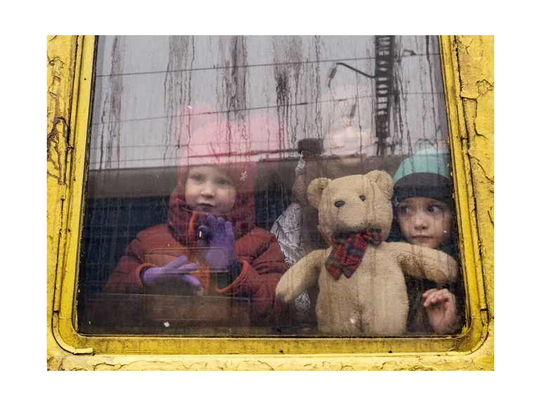 El gesto del Barsa con niños que huyen de la guerra en avión de argentino