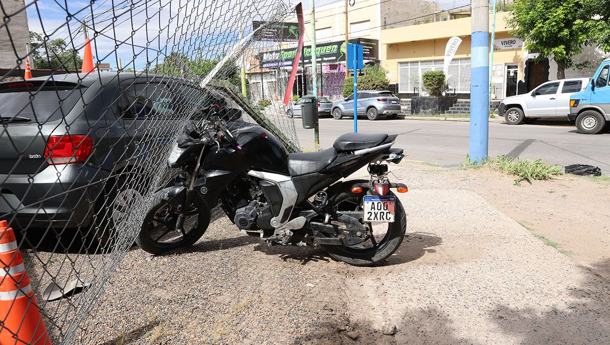 Violento choque: una moto terminó incrustada en una agencia de autos y su conductor sufrió una fractura expuesta