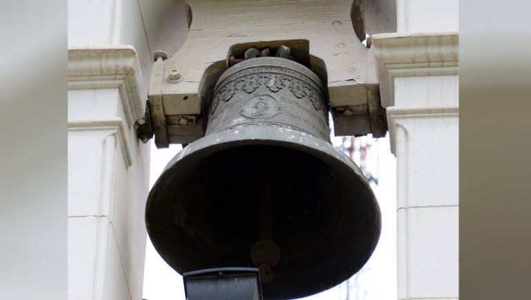 Bombazos y broncas cada vez que llamaban a misa en Neuquén