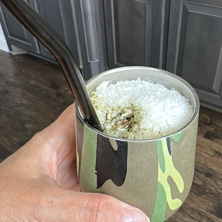 El coco aporta un toque dulce que complementa al sabor amargo de la yerba mate. Foto: instagram @roxanacocina