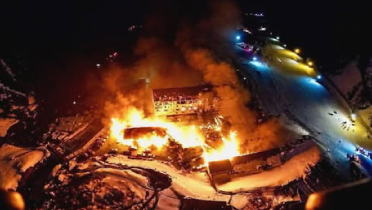 Devastador incendio destruyó un hotel en Nevados de Chillán: más de 150 huéspedes evacuados.