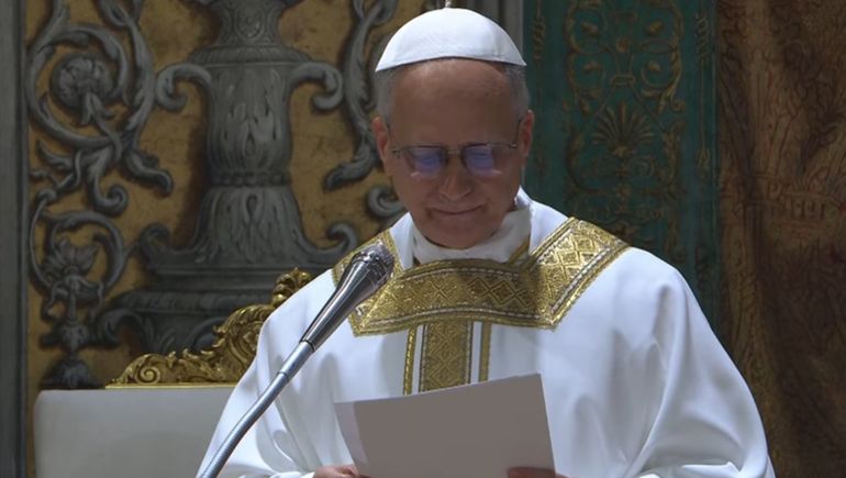 El papa León XIV comenzó su primera homilía en inglés y luego la continuó en italiano. El papa León XIV comenzó su primera homilía en inglés y luego la continuó en italiano.