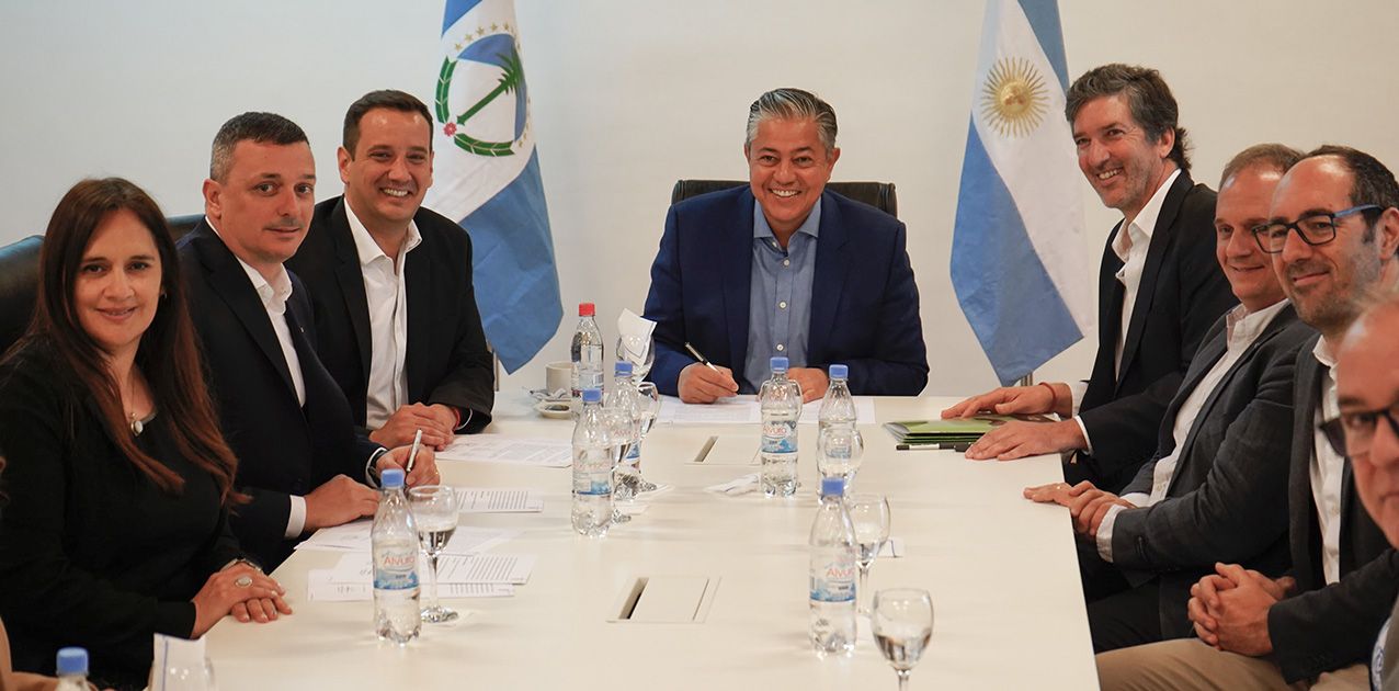El gobernador Rolando Figueroa firmó un acuerdo con YPF para brindar capacitaciones.