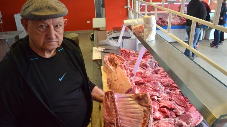 Domingo tiene 80 años pero el empuje de un joven. Todos los días se levanta a las 6 para trabajar.