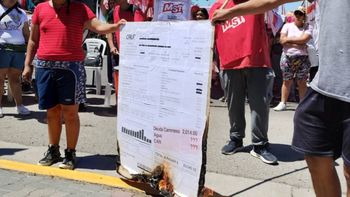 quemaron facturas de calf mientras sesiona el concejo deliberante quemaron facturas de calf mientras sesiona el concejo deliberante