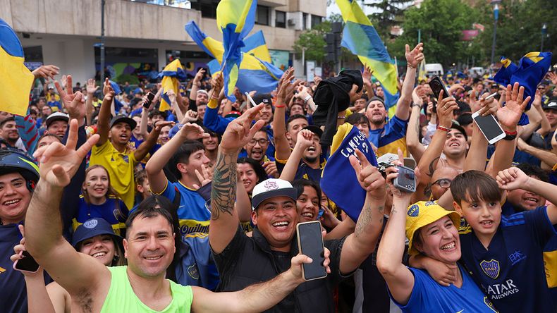 En 21 fotos: así se celebró en Neuquén el triunfo Superclásico de Boca | LM Neuquen En 21 fotos: así se celebró en Neuquén el triunfo Superclásico de Boca