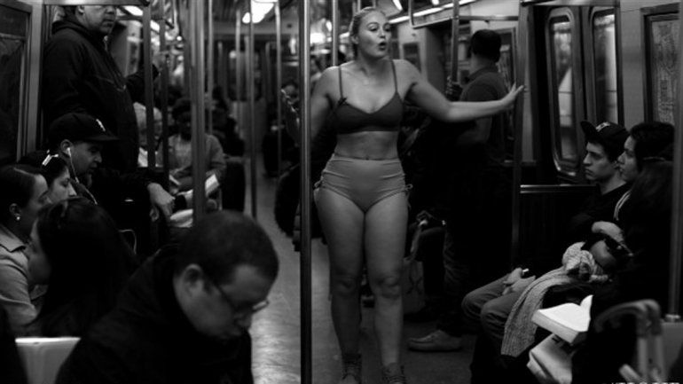 La top model se quedó sin ropa para protestar contra el sistema.