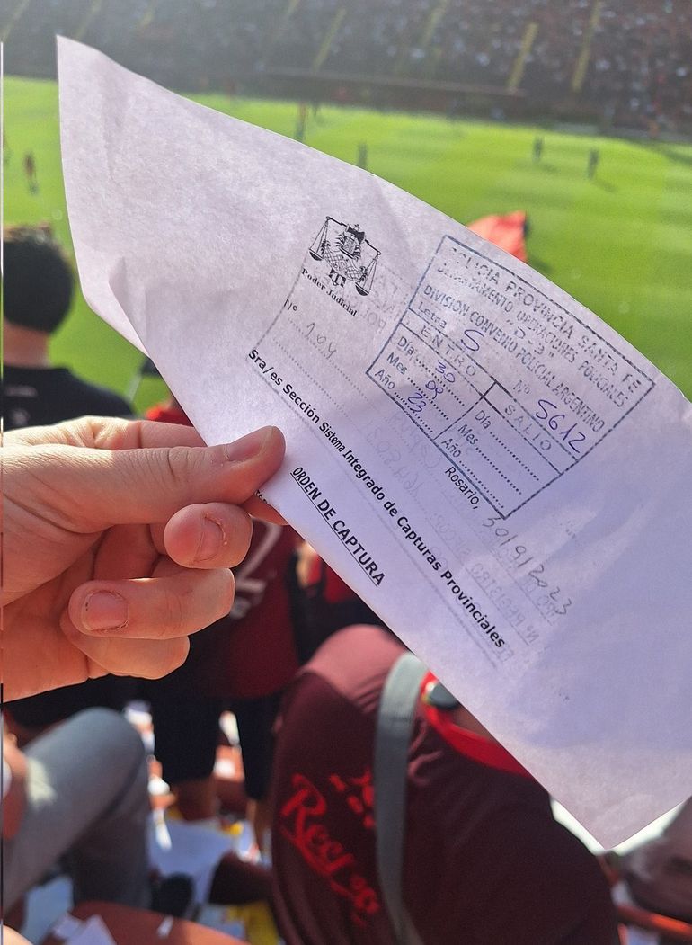 En la cancha de Colón tiraron papelitos y uno era un pedido de captura