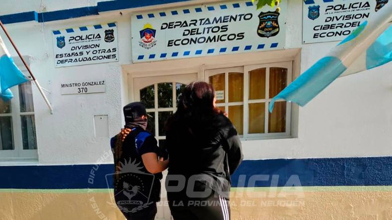 Durante los allanamientos, una persona fue aprehendida y secuestraron importantes elementos vinculados a la causa investigada. | LM Neuquen Durante los allanamientos, una persona fue aprehendida y secuestraron importantes elementos vinculados a la causa investigada.